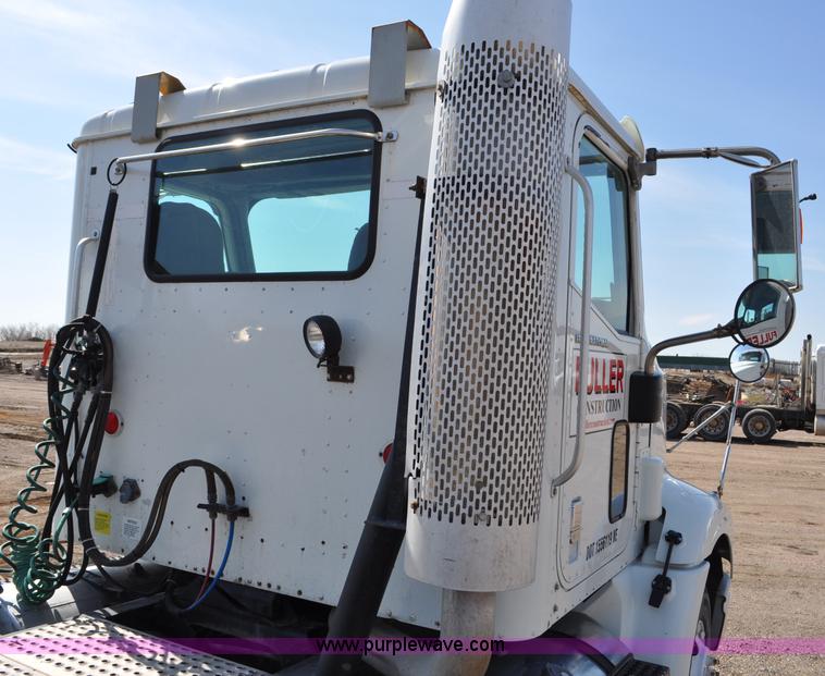 image for item G6445 2002 International 9100i semi truck