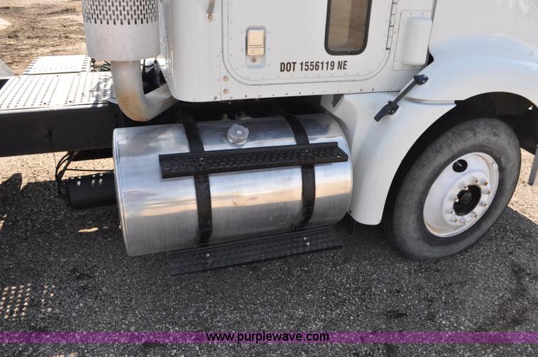 image for item G6445 2002 International 9100i semi truck