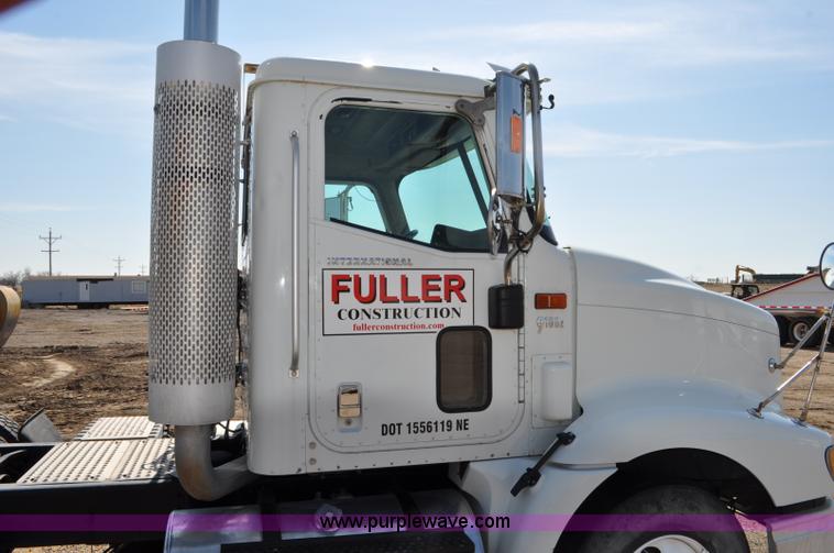 image for item G6445 2002 International 9100i semi truck