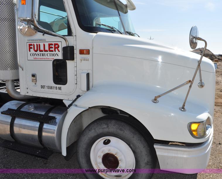 image for item G6445 2002 International 9100i semi truck