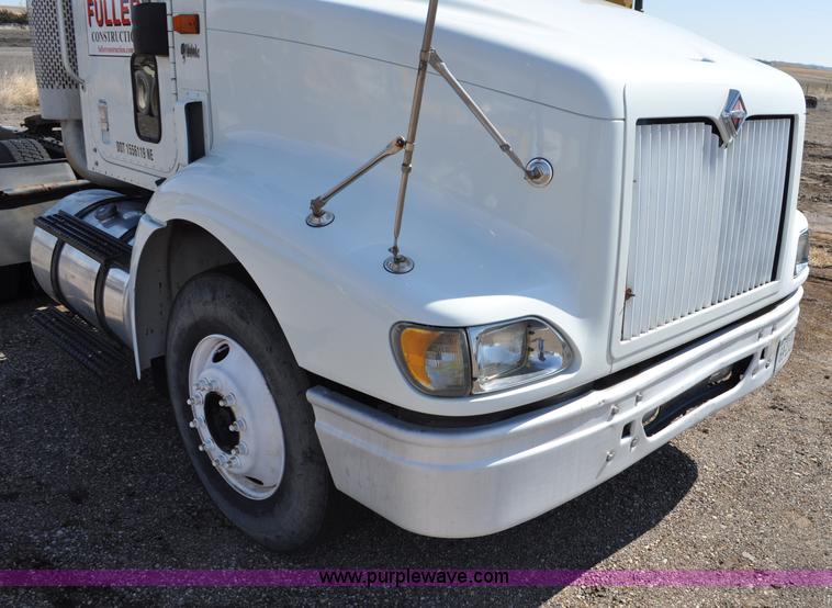 image for item G6445 2002 International 9100i semi truck