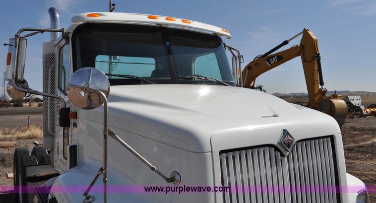 image for item G6445 2002 International 9100i semi truck