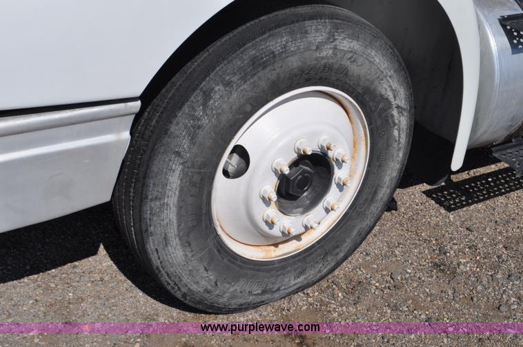 image for item G6445 2002 International 9100i semi truck