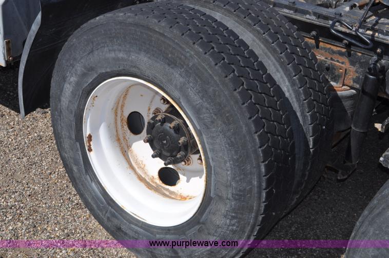 image for item G6445 2002 International 9100i semi truck