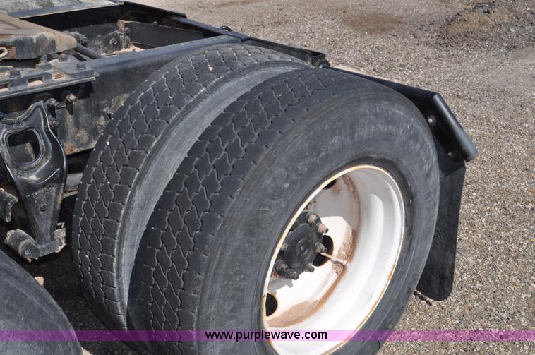 image for item G6445 2002 International 9100i semi truck