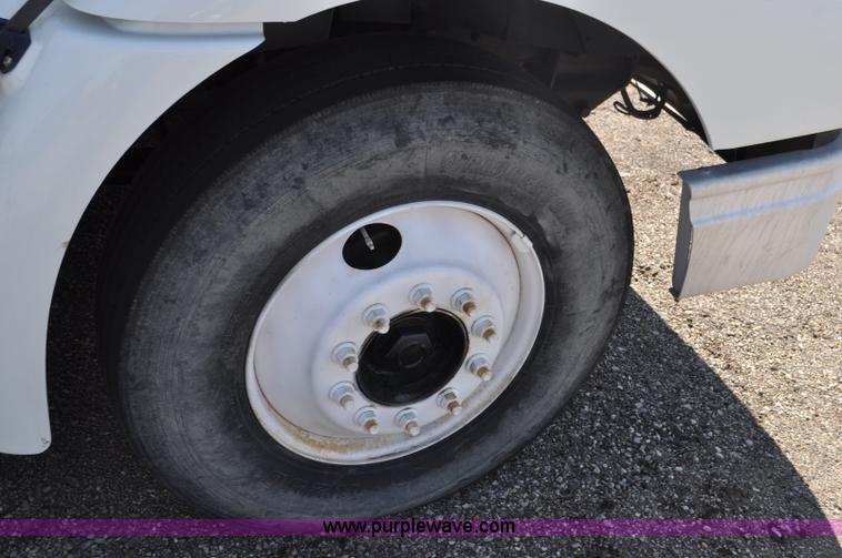 image for item G6445 2002 International 9100i semi truck