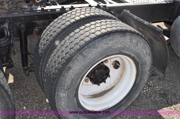 image for item G6445 2002 International 9100i semi truck