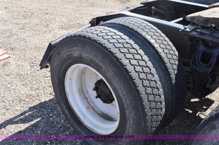 image for item G6445 2002 International 9100i semi truck