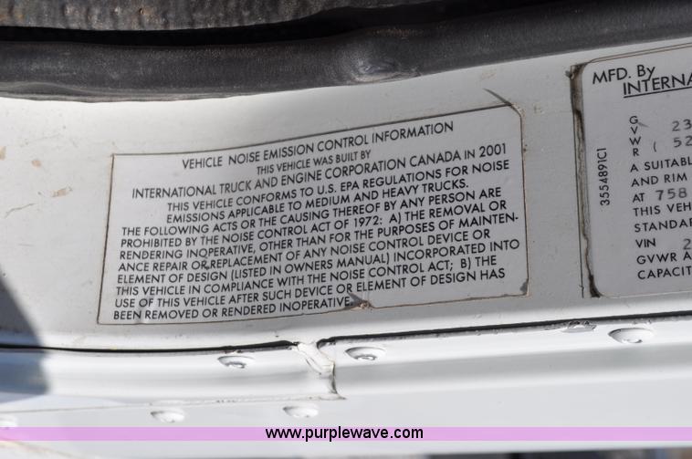 image for item G6445 2002 International 9100i semi truck