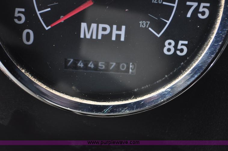 image for item G6445 2002 International 9100i semi truck