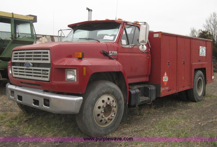 image for item G8466 1990 Ford F700 service truck