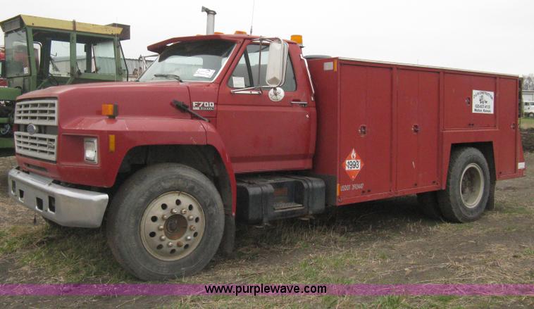 image for item G8466 1990 Ford F700 service truck