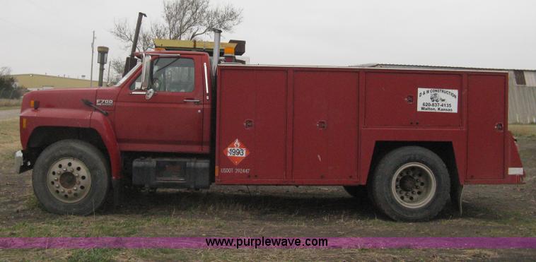 image for item G8466 1990 Ford F700 service truck
