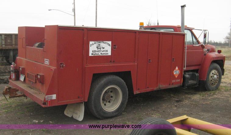 image for item G8466 1990 Ford F700 service truck