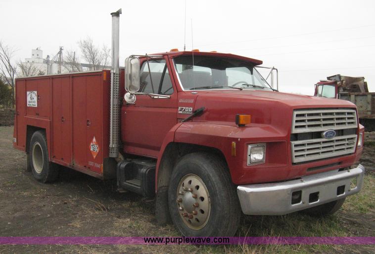 image for item G8466 1990 Ford F700 service truck