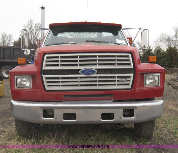 image for item G8466 1990 Ford F700 service truck