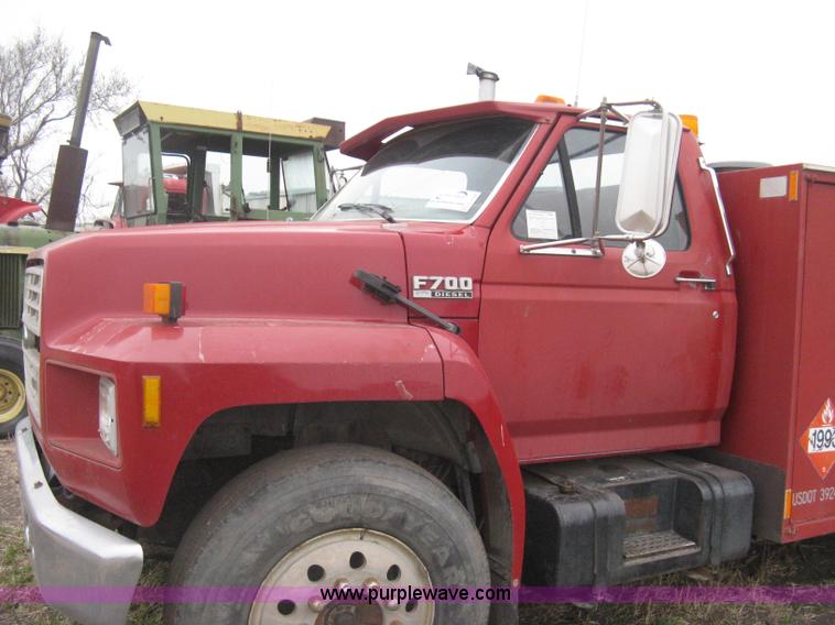 image for item G8466 1990 Ford F700 service truck