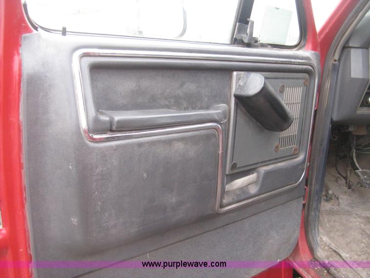 image for item G8466 1990 Ford F700 service truck