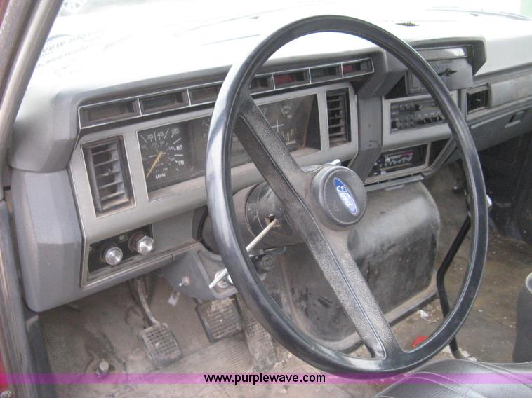 image for item G8466 1990 Ford F700 service truck