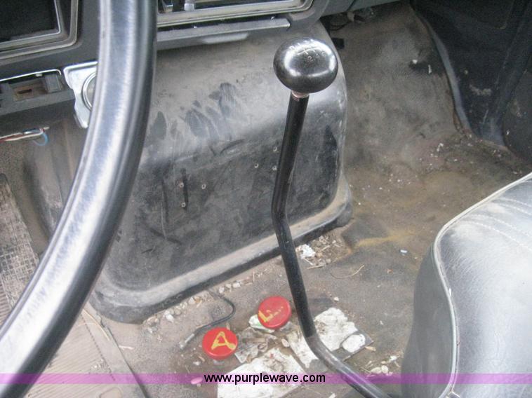 image for item G8466 1990 Ford F700 service truck