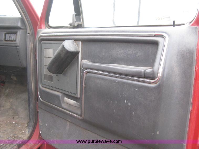 image for item G8466 1990 Ford F700 service truck