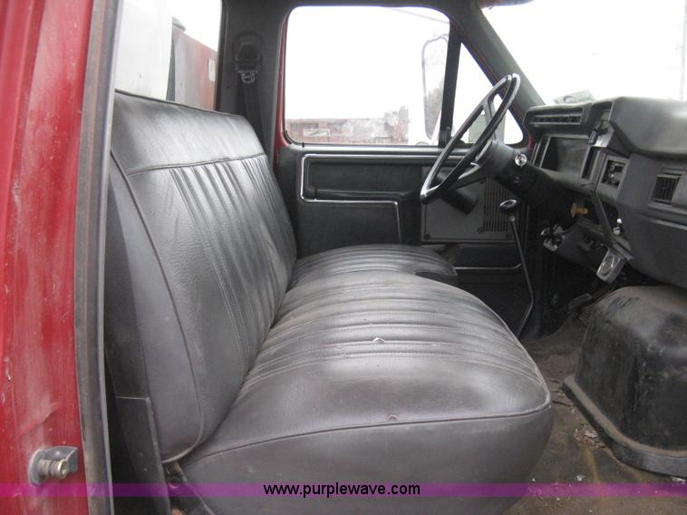 image for item G8466 1990 Ford F700 service truck