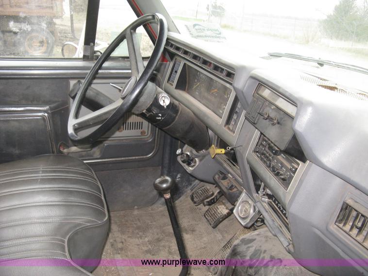 image for item G8466 1990 Ford F700 service truck