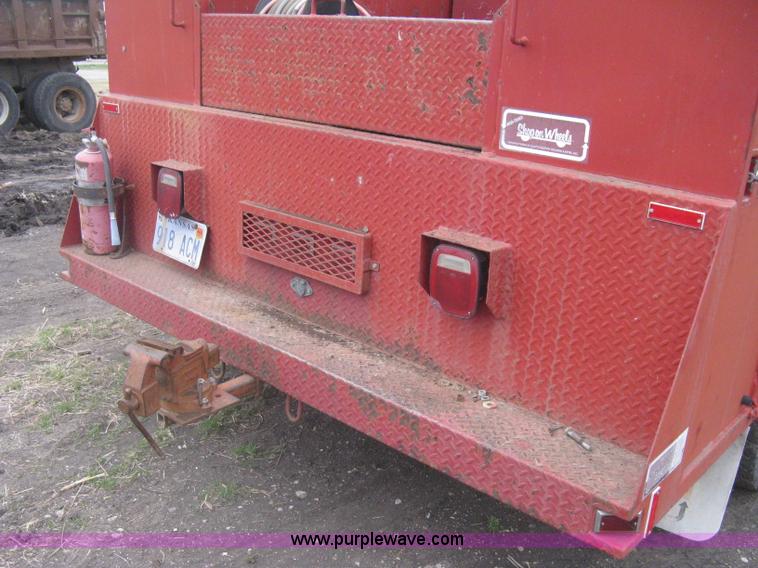 image for item G8466 1990 Ford F700 service truck