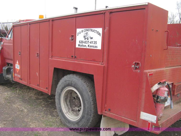 image for item G8466 1990 Ford F700 service truck