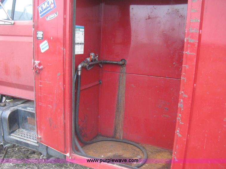 image for item G8466 1990 Ford F700 service truck