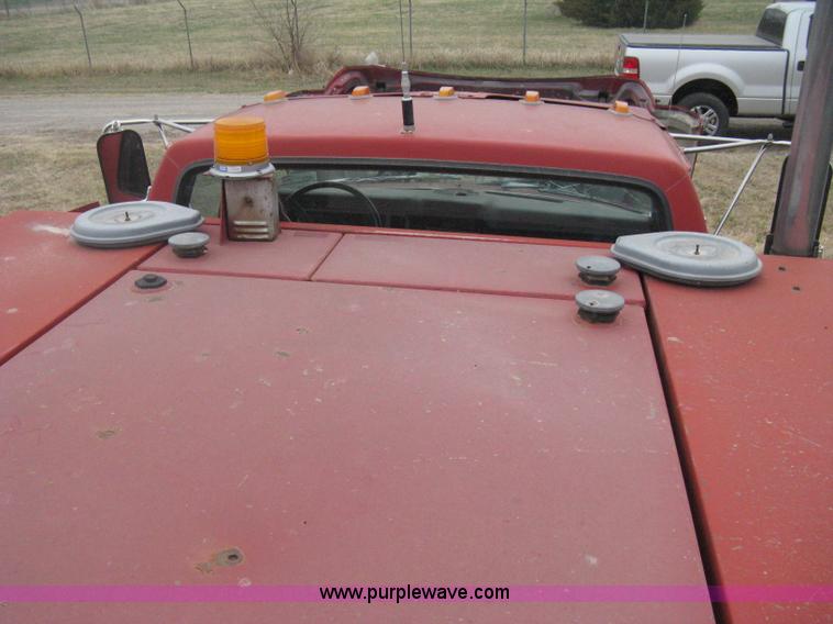 image for item G8466 1990 Ford F700 service truck