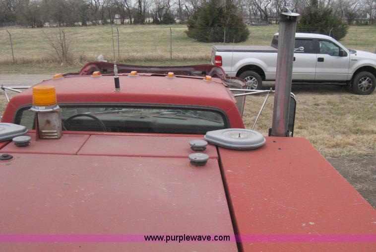 image for item G8466 1990 Ford F700 service truck