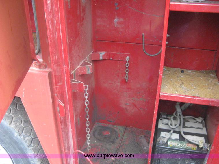 image for item G8466 1990 Ford F700 service truck