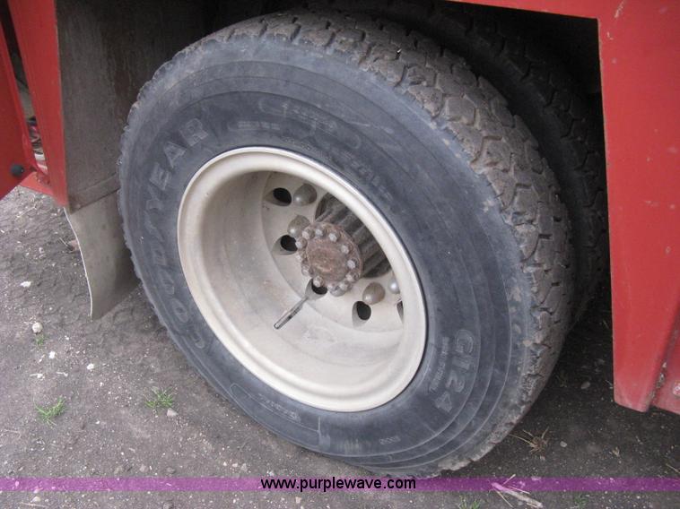 image for item G8466 1990 Ford F700 service truck