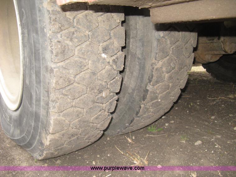 image for item G8466 1990 Ford F700 service truck