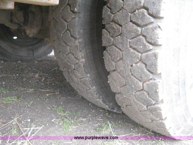 image for item G8466 1990 Ford F700 service truck