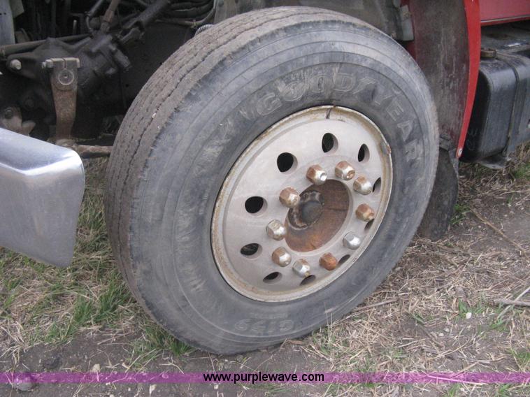 image for item G8466 1990 Ford F700 service truck