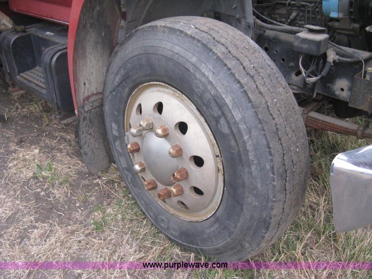 image for item G8466 1990 Ford F700 service truck