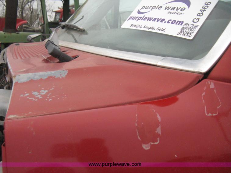 image for item G8466 1990 Ford F700 service truck