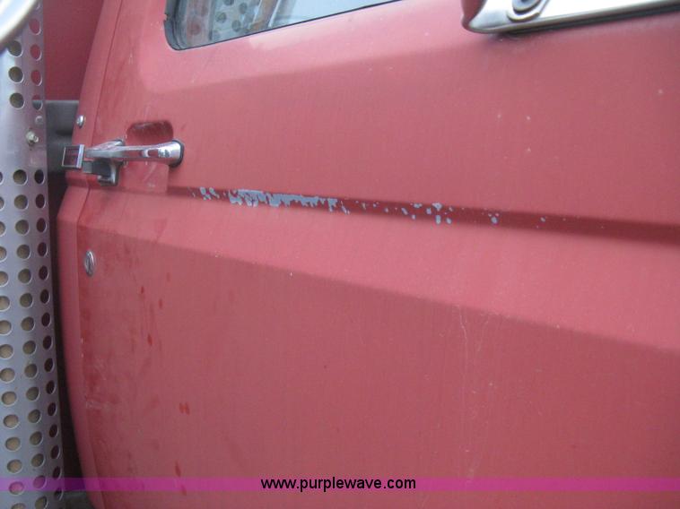 image for item G8466 1990 Ford F700 service truck