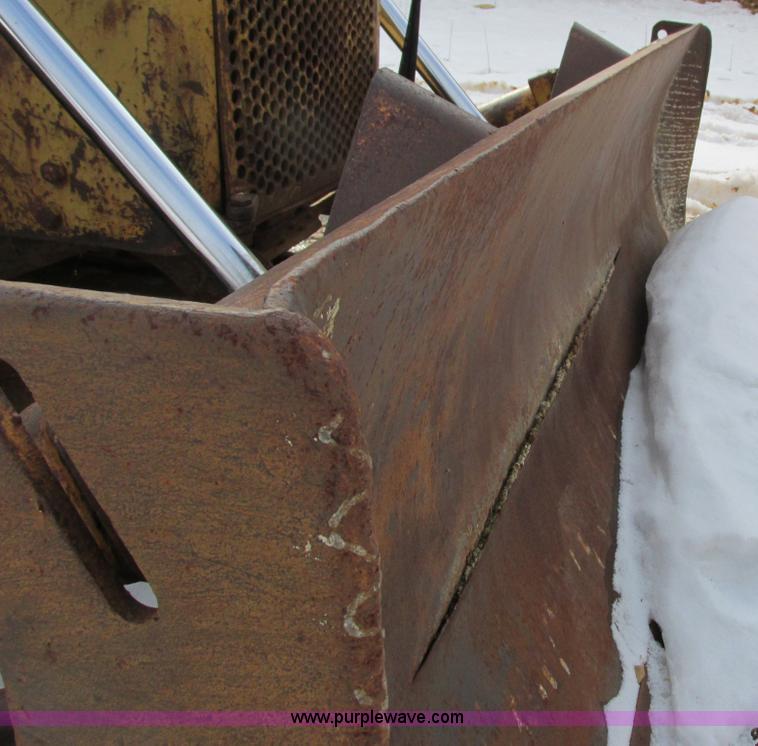 image for item G8792 1974 Caterpillar D5 dozer