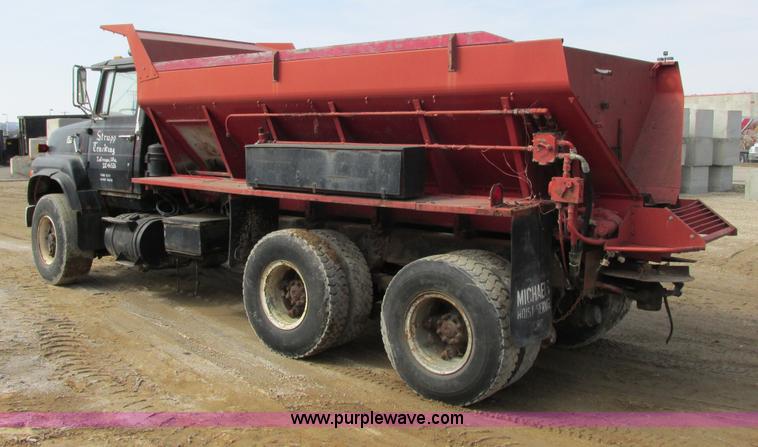 image for item G8798 1976 Ford 8000 spreader truck