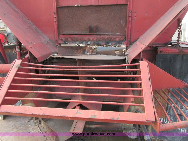 image for item G8798 1976 Ford 8000 spreader truck