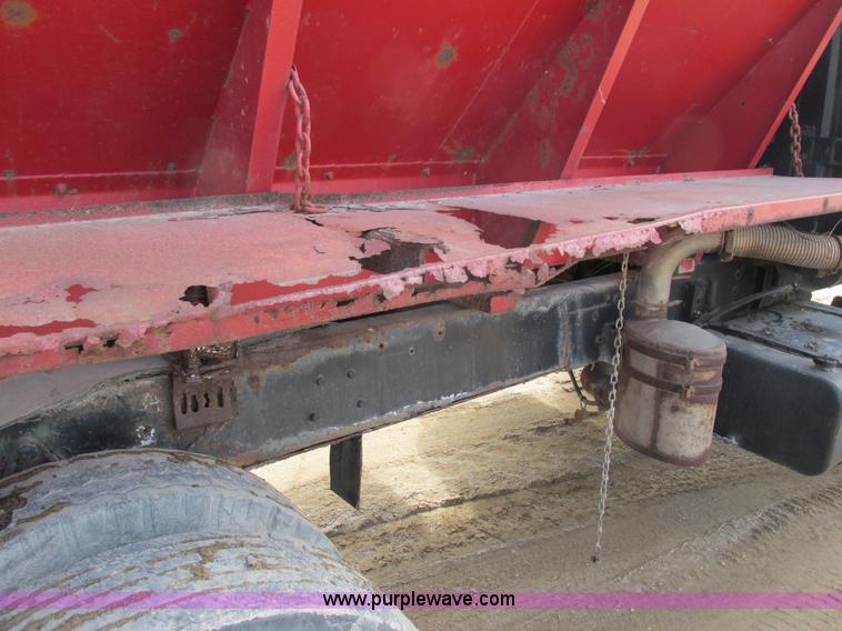 image for item G8798 1976 Ford 8000 spreader truck