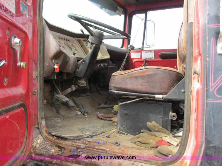 image for item G8798 1976 Ford 8000 spreader truck