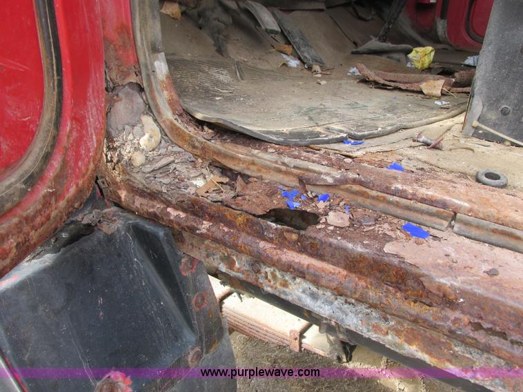 image for item G8798 1976 Ford 8000 spreader truck