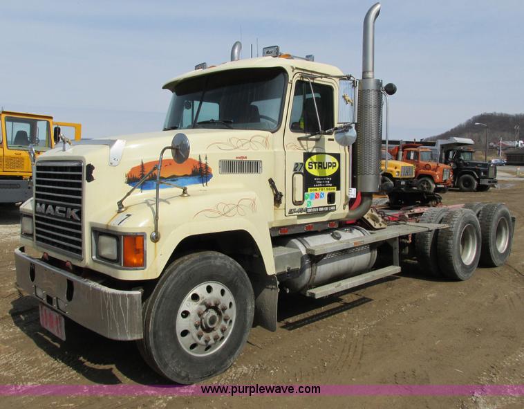 image for item G8802 1998 Mack CH613 semi truck
