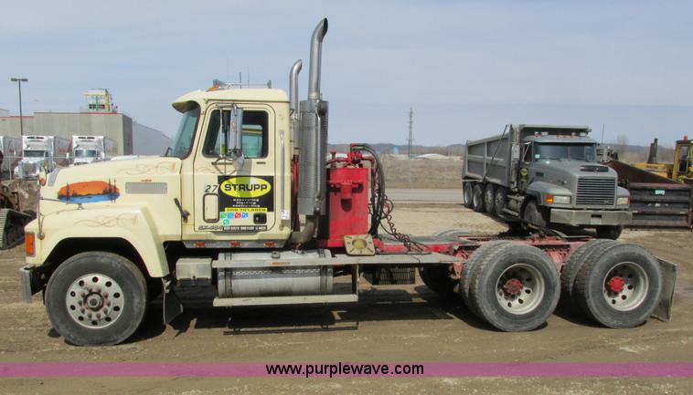 image for item G8802 1998 Mack CH613 semi truck