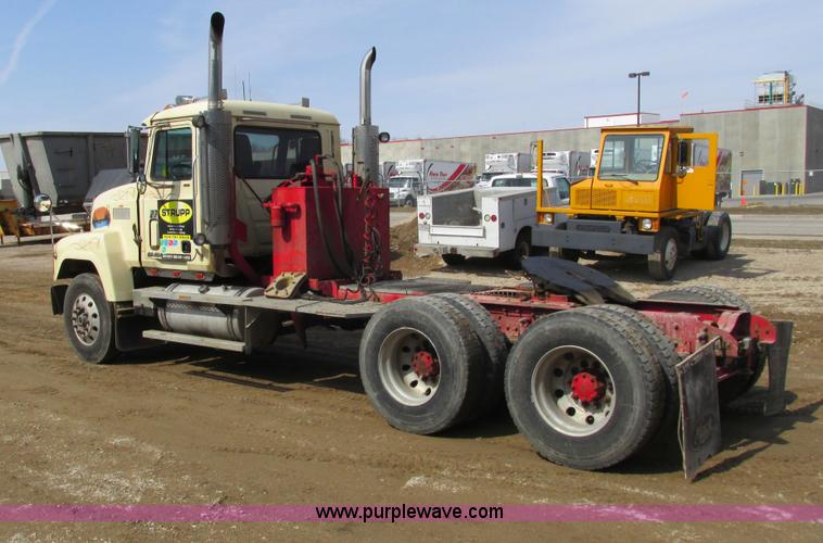 image for item G8802 1998 Mack CH613 semi truck
