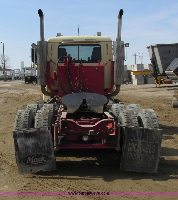 image for item G8802 1998 Mack CH613 semi truck